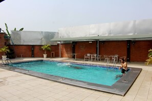 Outdoor pool - Conference Hotel and Suites (Sagamu)