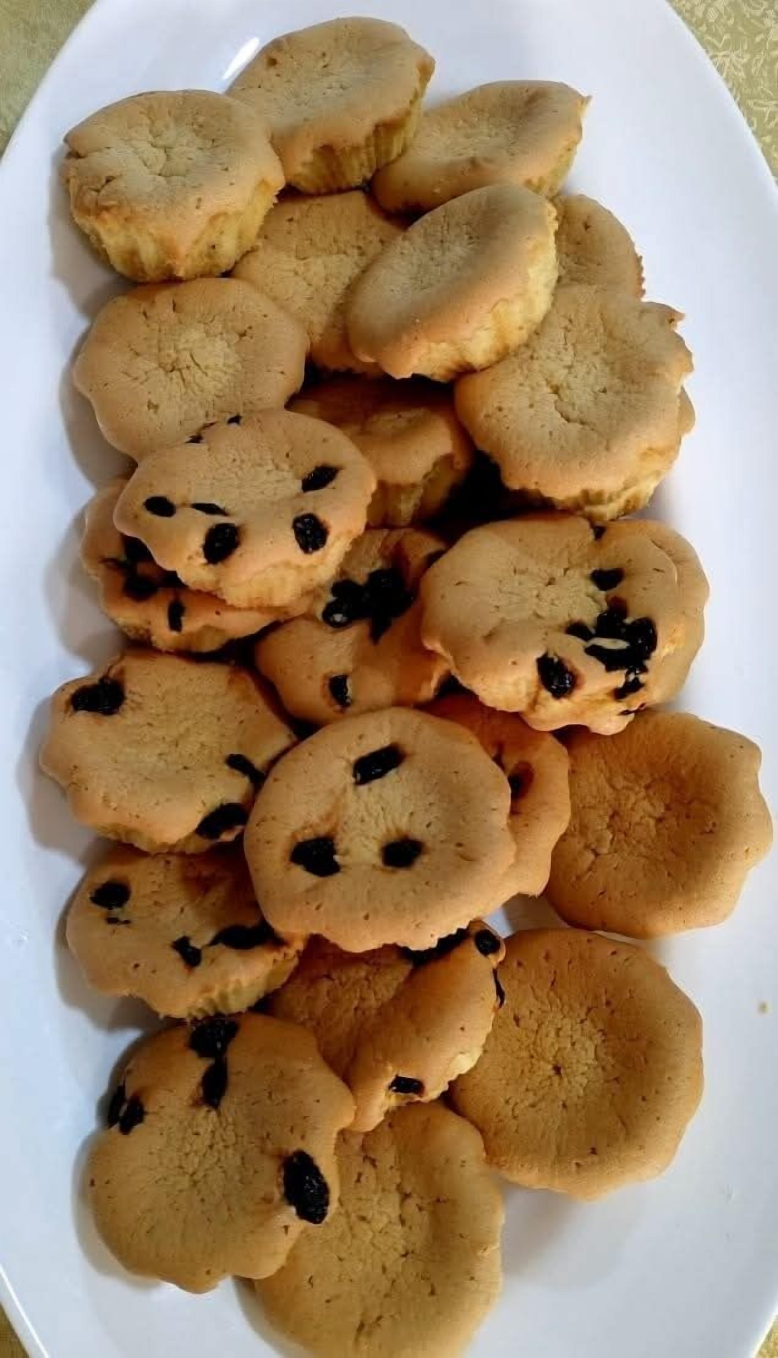 A plate of cookies with raisins.