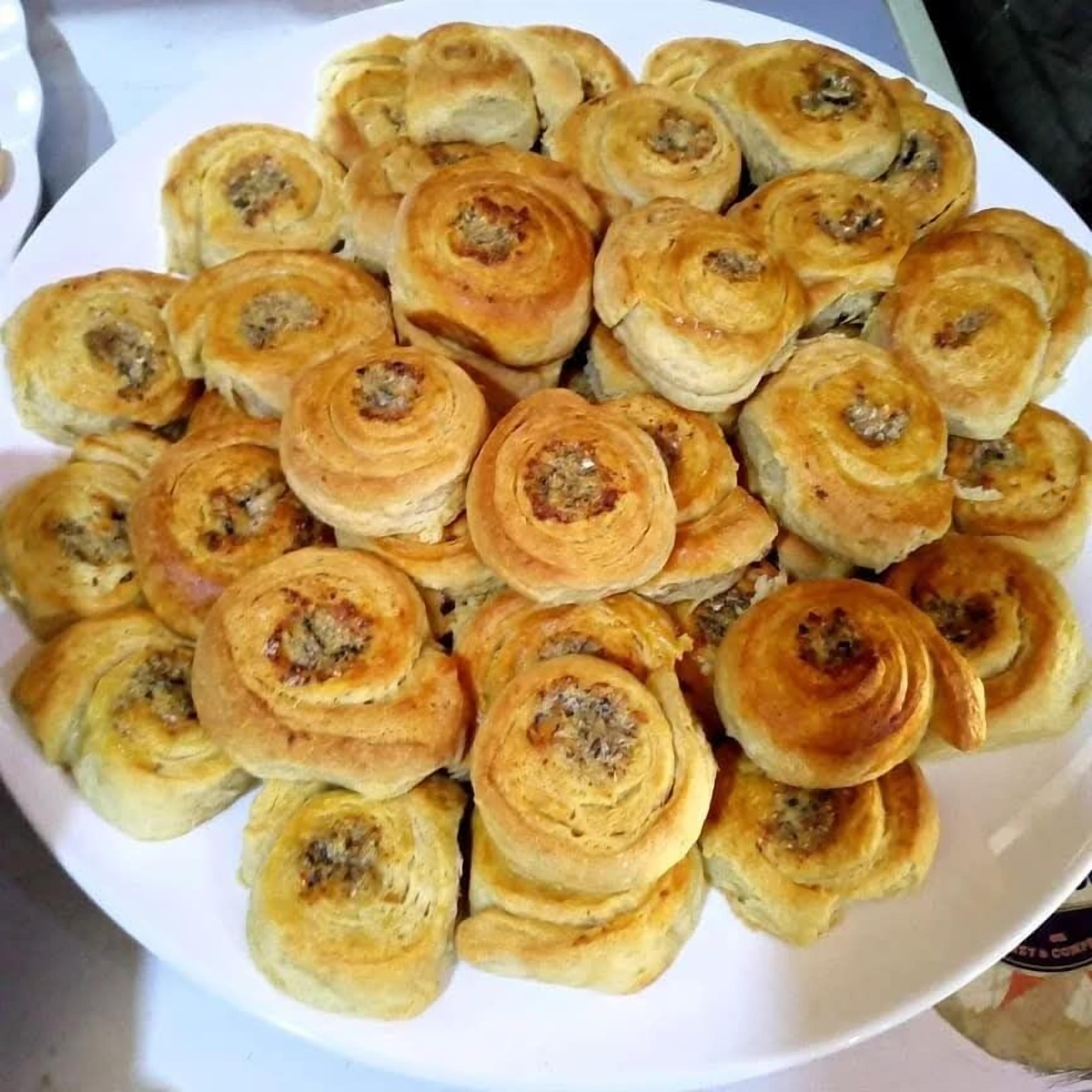 Un plato de pasteles con una corteza dorada y crujiente, sobre un plato blanco.