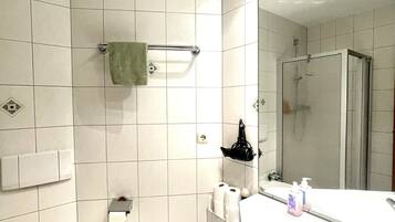 Dusche, Haartrockner, Handtücher, Seife