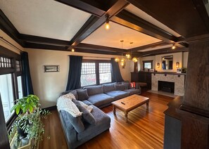 Smart TV, fireplace, books, printers - Stunning craftsman with Pizza Oven, Hot tub, EV charging, Gym and Game Room (Spokane)