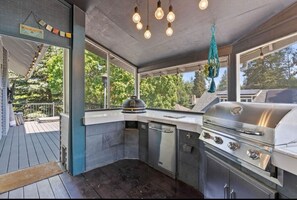 Terrace/patio - Stunning craftsman with Pizza Oven, Hot tub, EV charging, Gym and Game Room (Spokane)