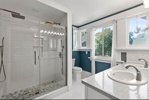 Shower, hair dryer, towels, soap - Stunning craftsman with Pizza Oven, Hot tub, EV charging, Gym and Game Room (Spokane)