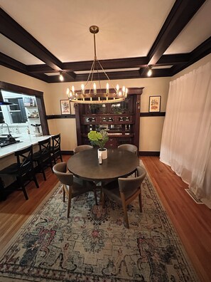 Dining - Stunning craftsman with Pizza Oven, Hot tub, EV charging, Gym and Game Room (Spokane)