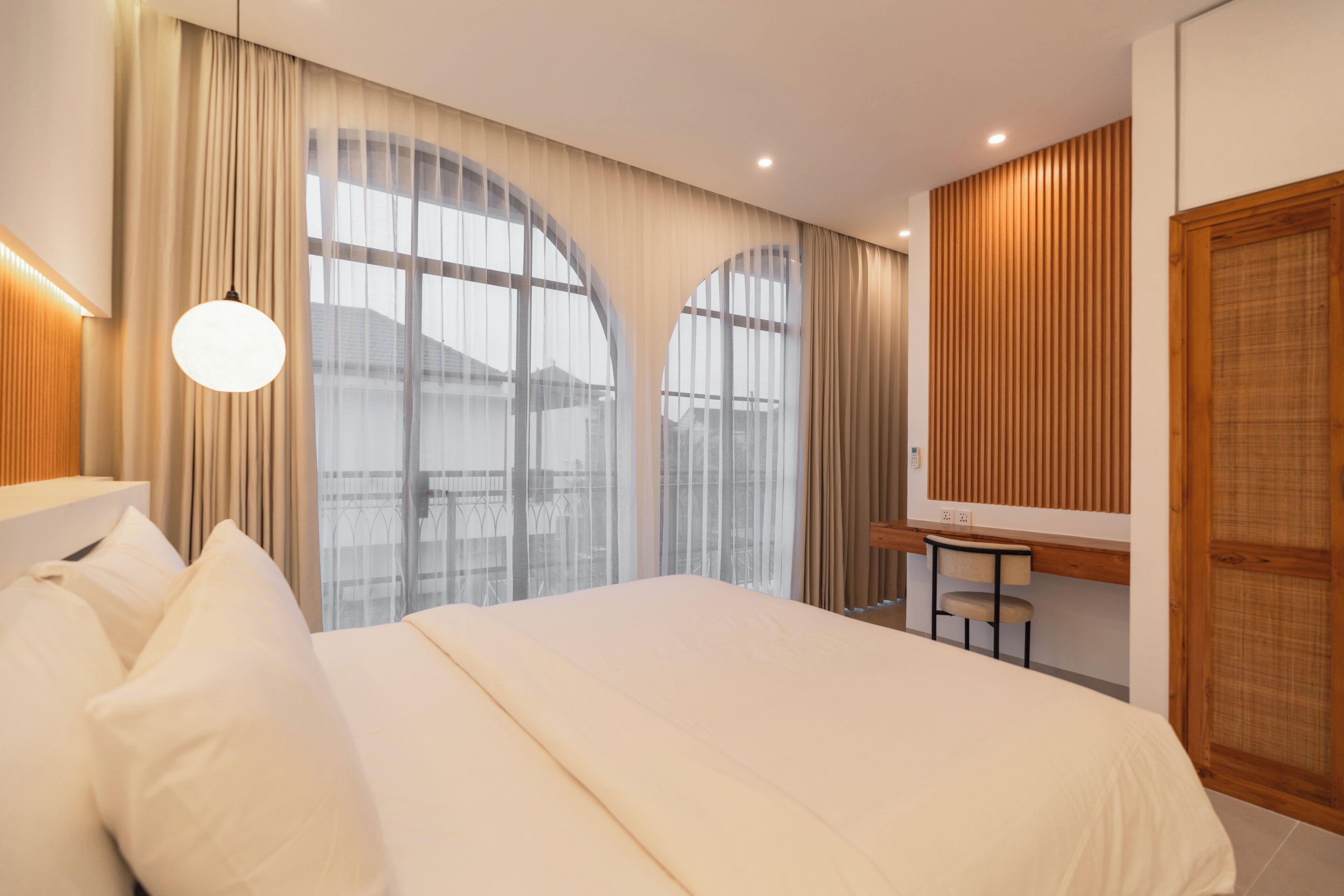 Deluxe villa, 1 kingsize bed, balkon, uitzicht op zwembad | 1 slaapkamer, een kluis op de kamer, een bureau, een laptopwerkplek