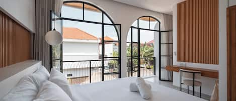 Vila luxo, 1 cama King, sacada, vista para a piscina | 1 quarto, cofres nos quartos, Wi-Fi de cortesia, roupa de cama