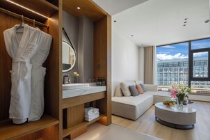 Camera Superior, vista città | Bagno | Soffione a pioggia, articoli per l'igiene personale ecosostenibili