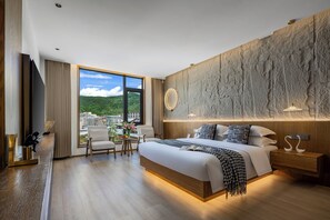 Rom – standard, byutsikt | Memory foam-senger, minibar, skrivebord og blendingsgardiner