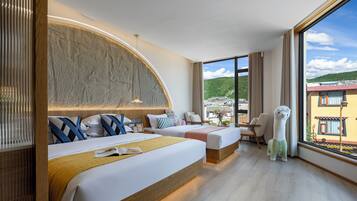 Habitación triple familiar, vistas a la ciudad | Colchones viscoelásticos, minibar, escritorio y cortinas opacas