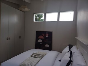 2 bedrooms, iron/ironing board, Internet, bed sheets