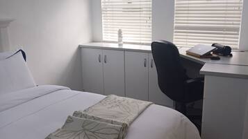 2 slaapkamers, een strijkplank/strijkijzer, internet, beddengoed