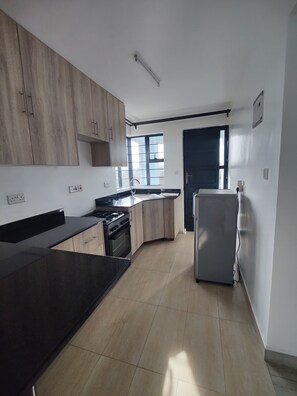 Frigorífico, microondas, horno y placa de cocina