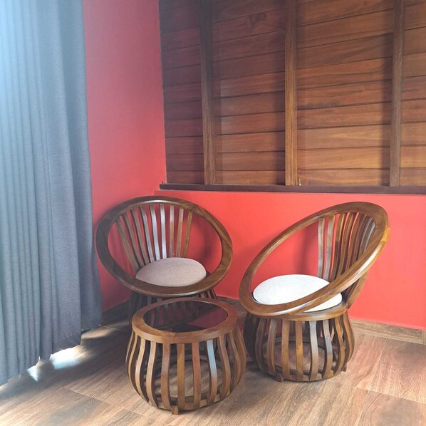 Chambre supérieure double, balcon, vue sur la piscine | Accès au Wi-Fi (inclus)