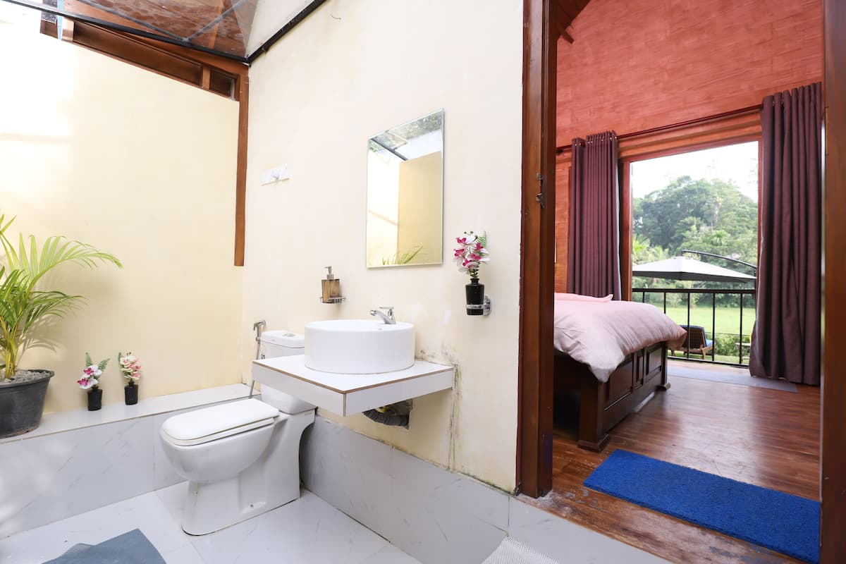 Chambre triple familiale, balcon, vue sur la piscine | Salle de bain | Douche