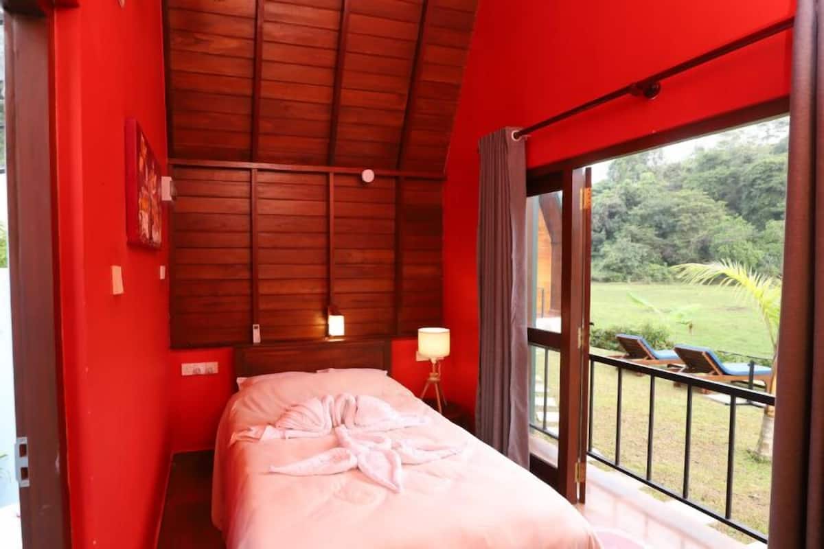 Chambre supérieure double, balcon, vue sur la piscine | AccÚs au Wi-Fi (inclus)