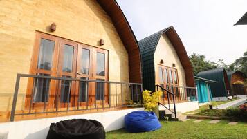 Familie driepersoonskamer, balkon, uitzicht op zwembad | Gratis wifi