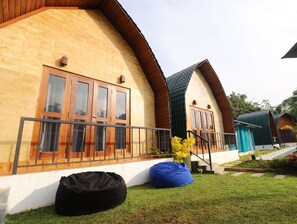 Familie driepersoonskamer, balkon, uitzicht op zwembad | Gratis wifi