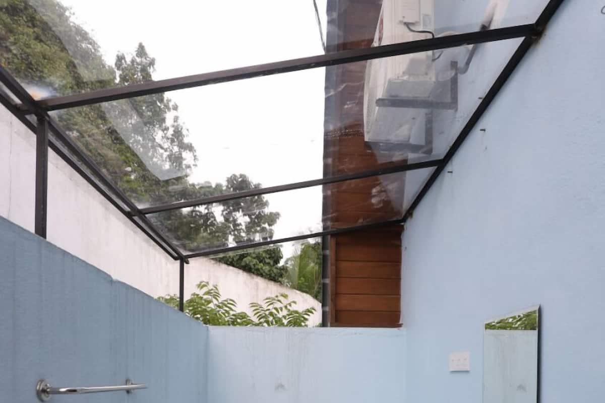 Chambre supérieure double, balcon, vue sur la piscine | Salle de bain | Douche