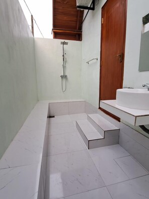 Habitación triple familiar, balcón, vistas a la piscina | Wifi gratis