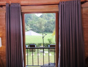 Family Triple Room, Balcony, Pool View | Wi-fi percuma 