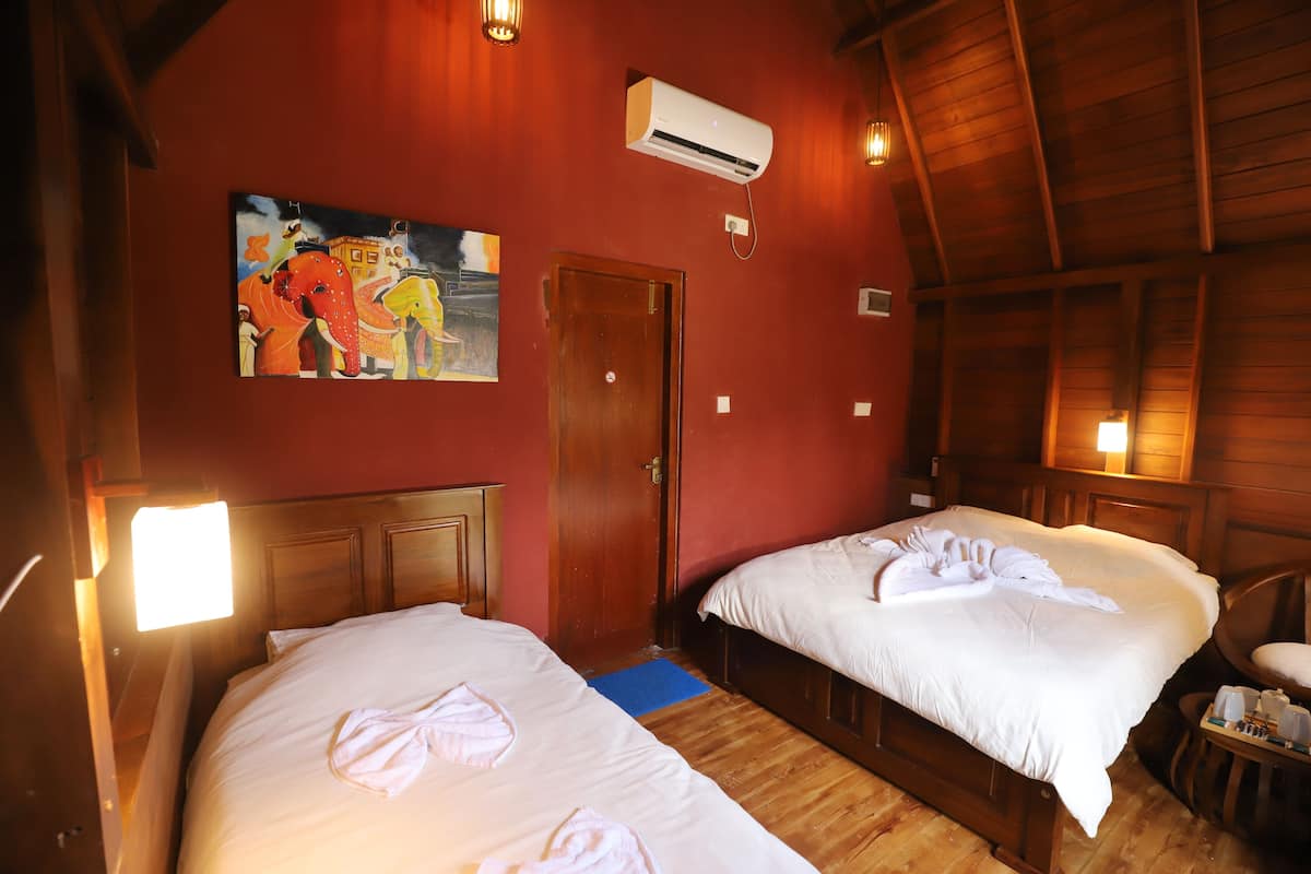 Chambre triple familiale, balcon, vue sur la piscine | AccĂšs au Wi-Fi (inclus)