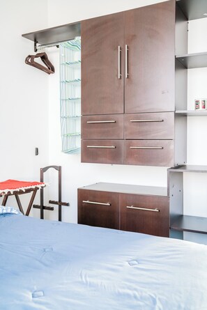3 bedrooms, iron/ironing board, free WiFi
