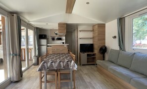 Een televisie en een tafeltennistafel