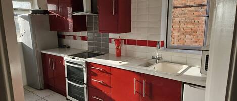 冷蔵庫、電子レンジ、オーブン、コンロ