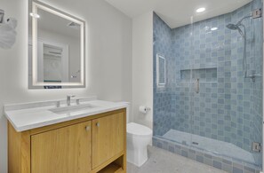 シャワー、ヘアドライヤー、タオル、石鹸