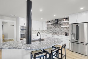 Refrigerador, microondas, horno, placa de cocina