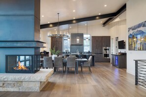 Una cocina moderna con una isla central, armarios de madera oscura y electrodomésticos de acero inoxidable.