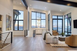 Smart TV, chimenea, futbolito y oficina