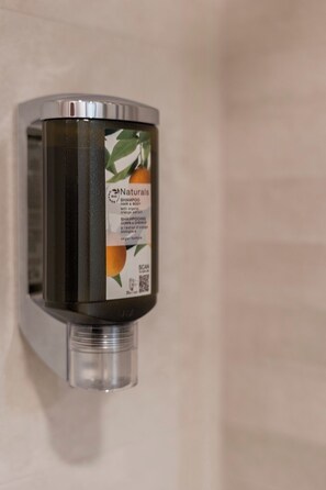 Sèche-cheveux, serviettes fournies