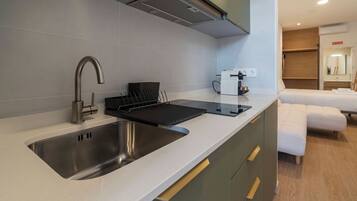 Refrigerador, microondas, placa de cocina, cafetera/tetera