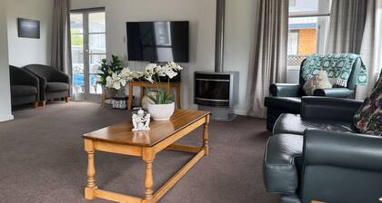 Fully equipped Crofters Cottage for up to 6 people