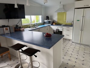 Kjøleskap, mikrobølgeovn, ovn og kokeplater