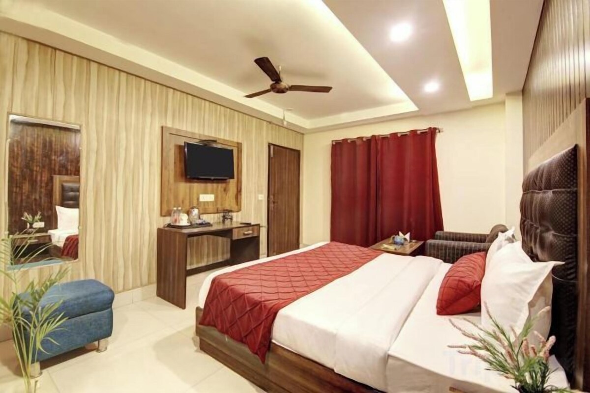 Desk, free WiFi, bed sheets