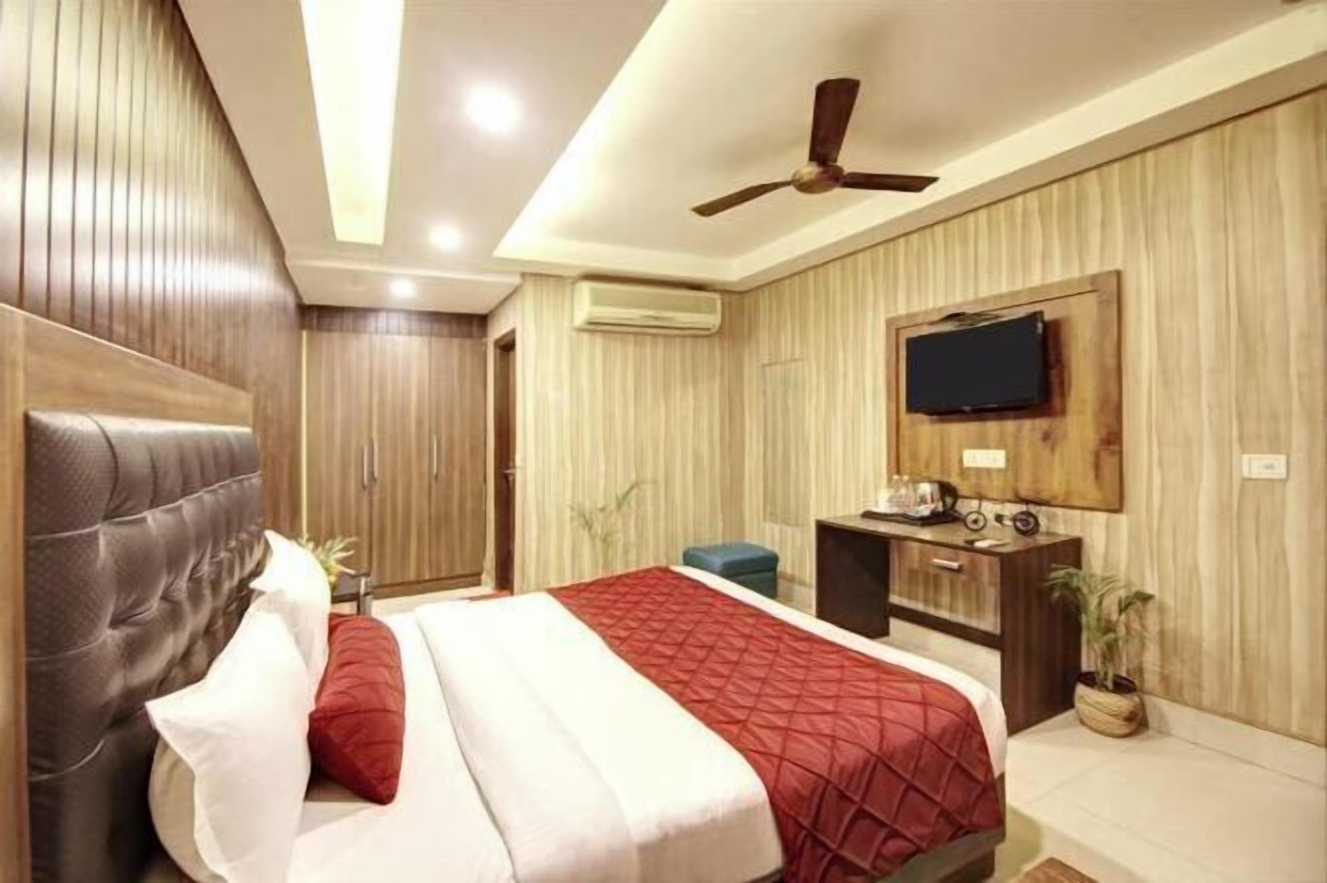 Skrivebord, wi-fi (inkludert) og sengetøy