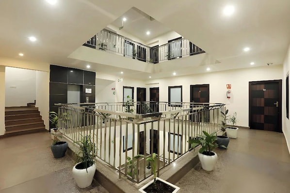 Front of property - Hotel Sky View (New Delhi)