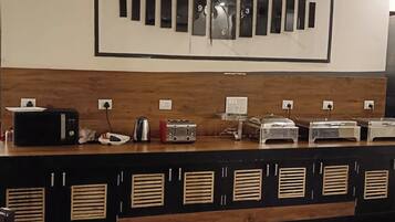 Desayuno buffet diario (INR 250 por persona)