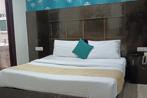 Superior Double Room | Desk, iron/ironing board, free WiFi, bed sheets - Hotel Sky View (New Delhi)