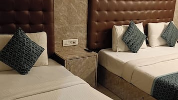 Escritorio, tabla de planchar con plancha, wifi gratis y ropa de cama