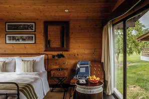 Premium bedding, minibar, in-room safe, desk - Rhino and River Wildlife Retreat & Spa, Pobitora - SLH - A Small Luxury Hotel (Mangaldai)
