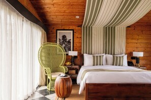 Sengetøy av topp kvalitet, minibar, safe på rommet og skrivebord