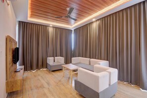Suite | Free WiFi, bed sheets - Hotel Tree Suites Next Airport Inn (Bengaluru)