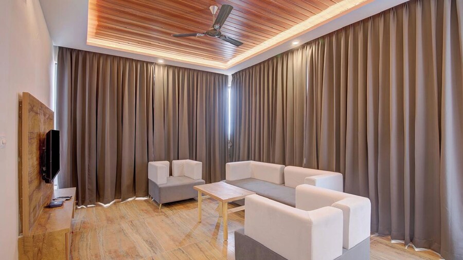 Hotel Tree Suites Next Airport Inn