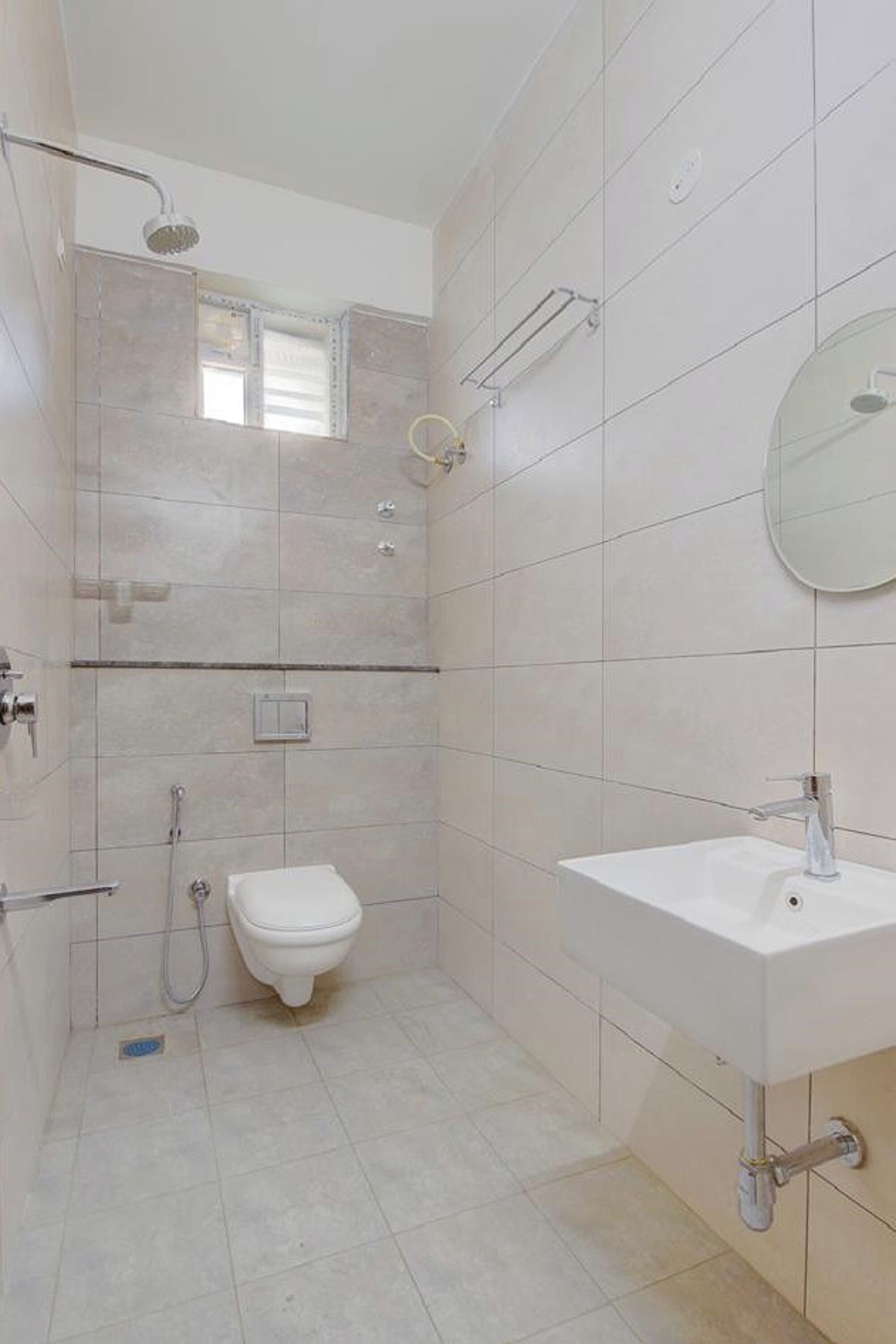 Un baño moderno con ducha, inodoro y lavabo.