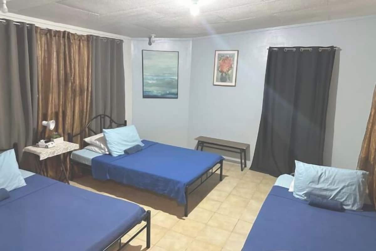 Minibar, bàn, truy cập Internet không dây miễn phí, bộ trải giường