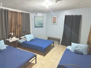 Familienzimmer, eigenes Bad | Minibar, Schreibtisch, kostenloses WLAN, Bettwäsche