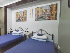 Habitación cuádruple Confort | Minibar, escritorio, wifi gratis y ropa de cama